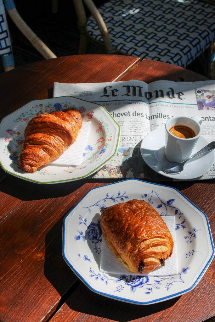 Petit déjeuner en terrasse, viennoiseries et café